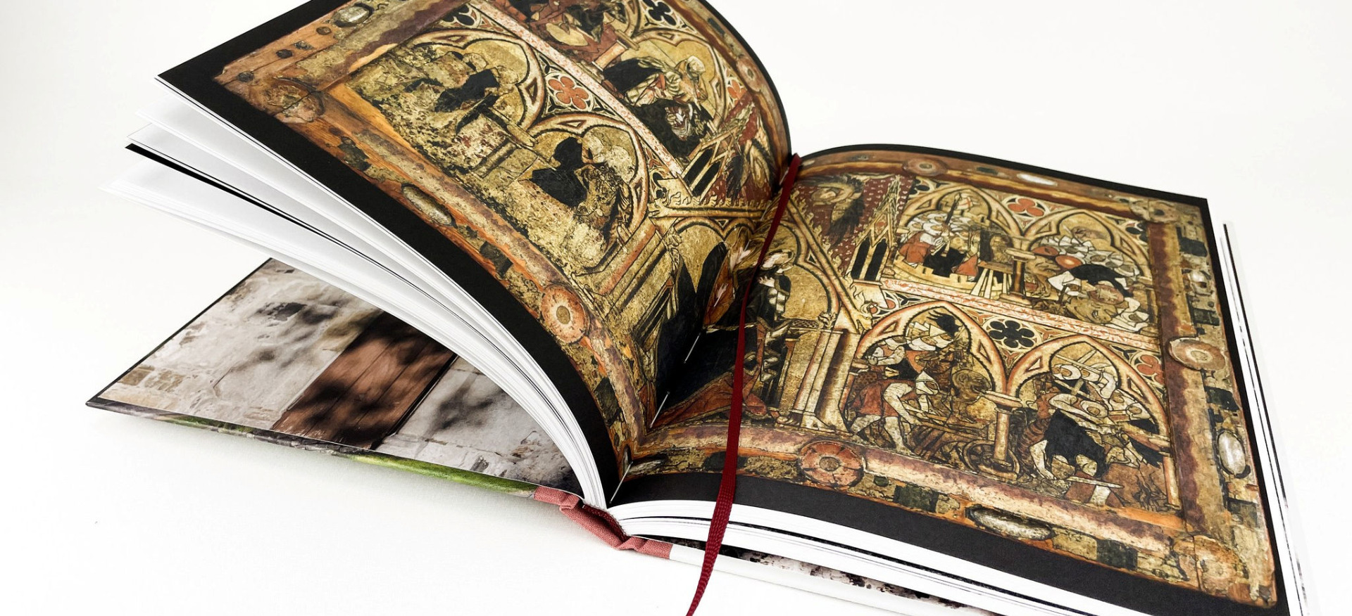 Boka om St. Jetmund Kyrkje er ei praktbok